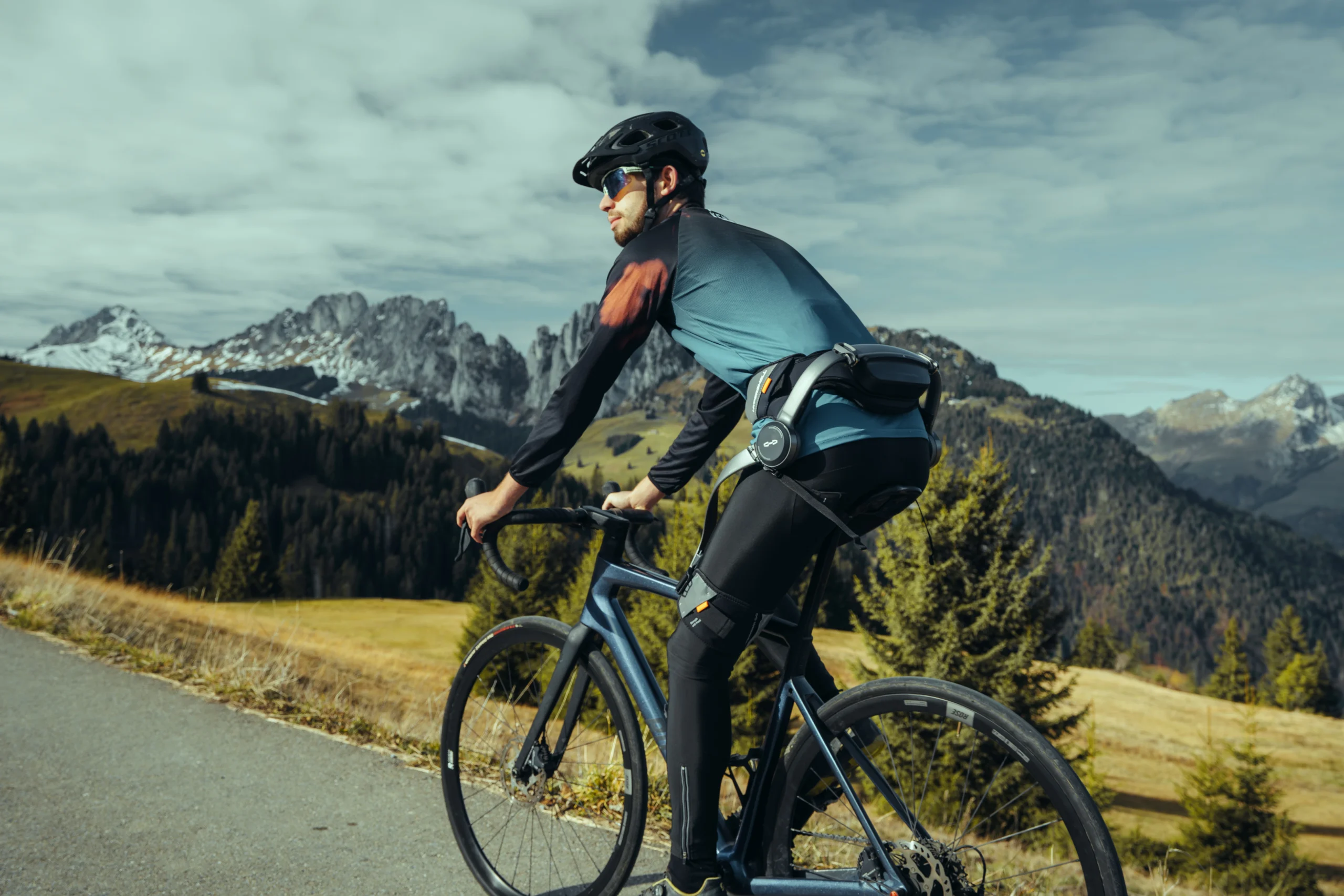 Ciclista con un exoesqueleto Hypershell de la Serie X en ruta de montaña